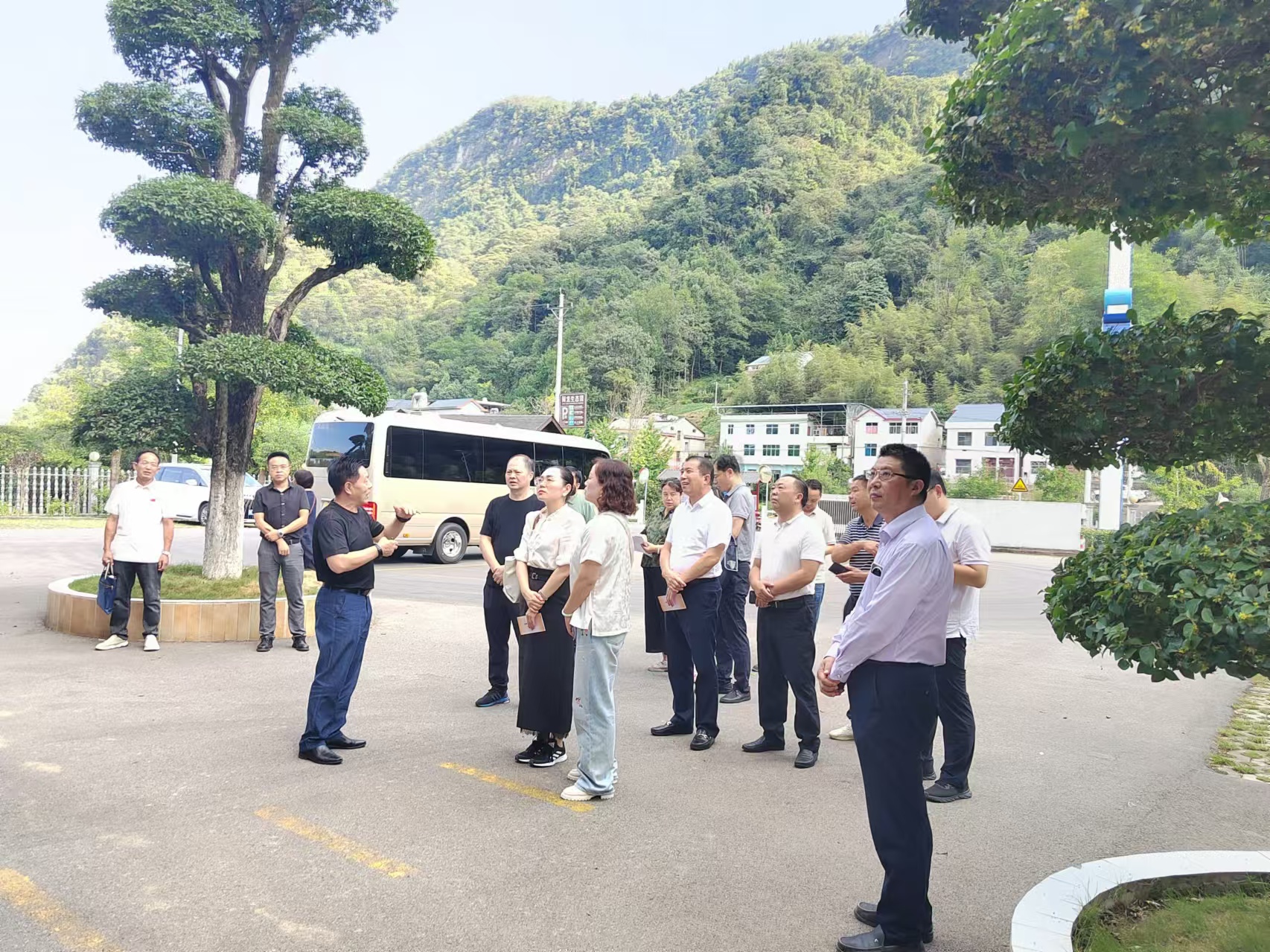 在鄂全國人大代表一行蒞臨清江鱘龍調(diào)研